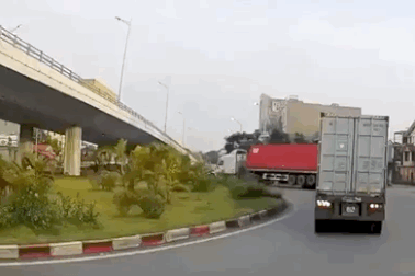 Bất cẩn khi vào cua, xe công-ten-nơ lật nghiêng, suýt đè người đi đường