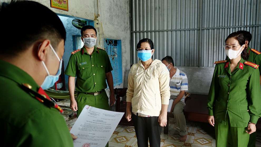 Khởi tố các đối tượng lừa mua bán tạp hóa để chiếm đoạt 4,7 tỷ đồng - 2 Khởi tố các đối tượng lừa mua bán tạp hóa để chiếm đoạt 4,7 tỷ đồng - 2