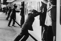 Phát minh "người đẩy tàu" và lý do tàu điện ở Nhật vượt quá 200% công suất