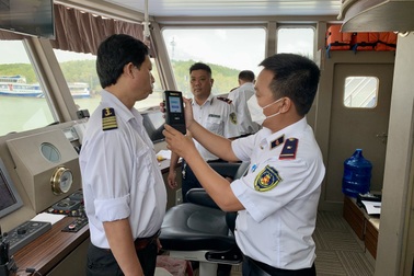 TPHCM đo nồng độ cồn lái tàu thủy