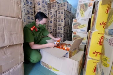 Bắt quả tang xe tải "luồng xanh" vận chuyển hàng lậu