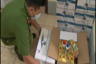 Thu giữ hơn 500 chai thuốc trừ sâu Trung Quốc nhập lậu