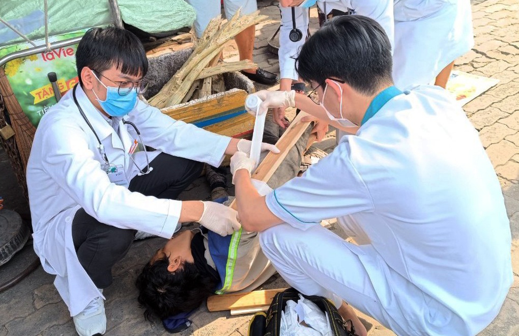 Sập giàn đèn chiếu sáng ở TPHCM, một công nhân bị thương - 2 Sập giàn đèn chiếu sáng ở TPHCM, một công nhân bị thương - 2