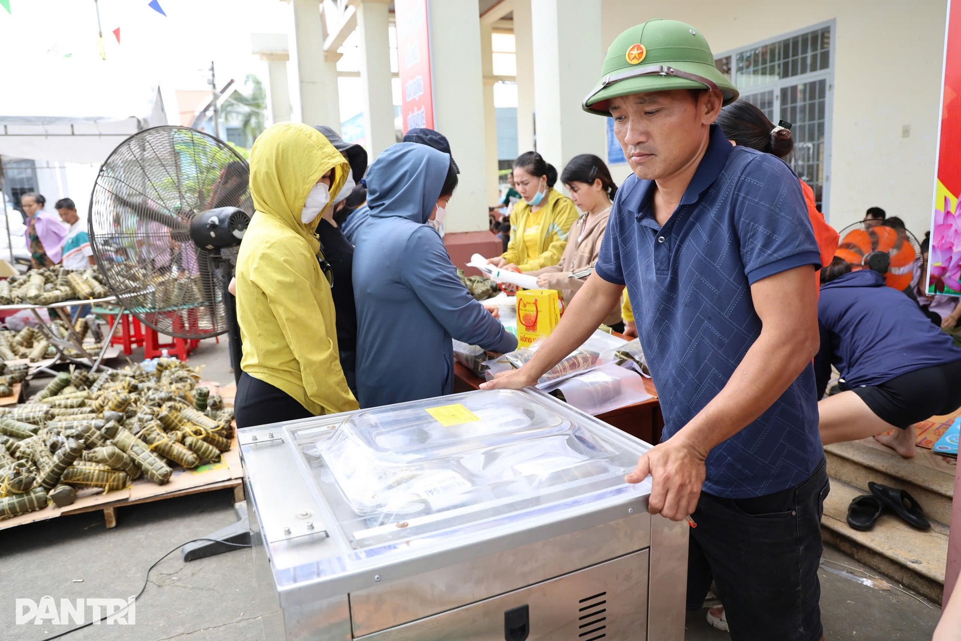 Hàng trăm người dân Đồng Nai trắng đêm gói 3.000 bánh gửi vùng lũ Phú Yên - 7