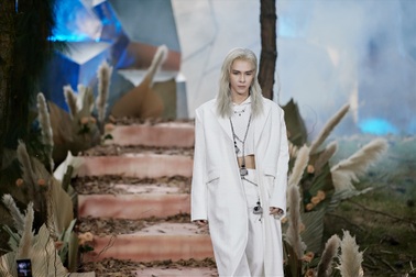 Denis Đặng catwalk chuyên nghiệp, biến hóa ấn tượng