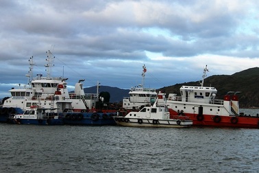 Điều tàu SAR 412 vào cảng Quy Nhơn trực chiến cứu hộ khi có bão