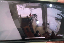 Thót tim cảnh hai cô gái đi xe máy "bay" vào quán cà phê