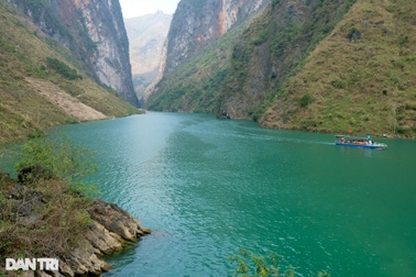 Du khách tấp nập đi thuyền vượt hẻm vực sâu nhất Đông Nam Á ở Hà Giang