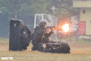 Cảnh sát đặc nhiệm đội mưa luyện tập giữa trời rét "cắt da, cắt thịt"