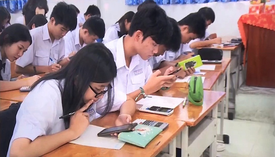 Cho học sinh dùng điện thoại trong giờ học: Hại chồng hại! - 1 Cho học sinh dùng điện thoại trong giờ học: Hại chồng hại! - 1