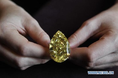 Đấu giá viên kim cương màu vàng hiếm thấy