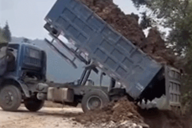 Khoảnh khắc tài xế và xe rơi thẳng xuống vực sâu vì tính toán sai lầm