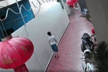 Cháu bé thoát chết trong gang tấc khiến dân mạng thót tim