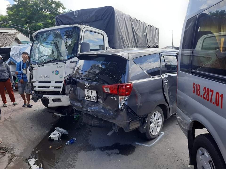 7 ô tô tông nhau loạn xạ trên đường - 1