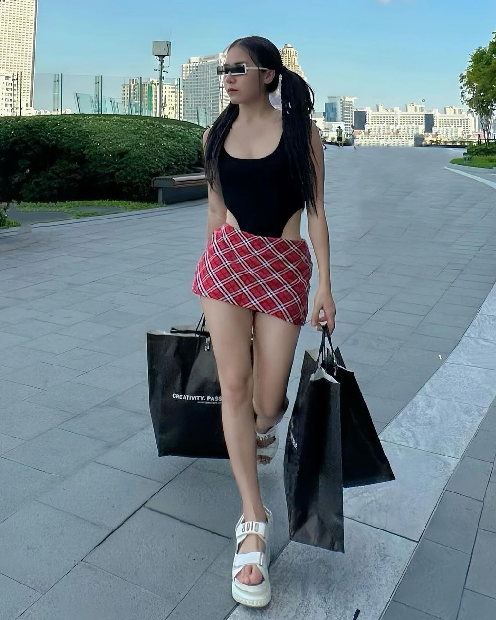 TikToker gây sốt Lật mặt 7: Trên phim lam lũ, đời thực gợi cảm bất ngờ - 10 TikToker gây sốt Lật mặt 7: Trên phim lam lũ, đời thực gợi cảm bất ngờ - 10