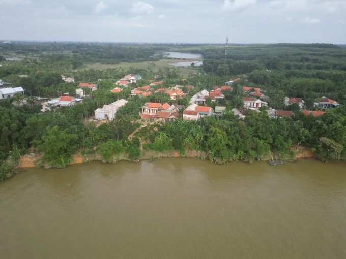 Trao đổi với phóng viên, ông Trần Xuân Anh - Trưởng phòng Kinh tế thị xã Hương Trà cho biết, mỗi khi xảy ra mưa lũ, nước trên sông Bồ thường dâng cao và chảy xiết, kéo dài trong nhiều ngày, lượng nước ngầm thoát ra mái bờ sông lớn dẫn đến gây sạt lở nghiêm trọng các đoạn bờ sông trên địa bàn thị xã, đặc biệt là tại Tổ dân phố Lai Thành, phường Hương Vân, với chiều dài khoảng 700m. Nhiều vị trí sạt lở ăn sâu vào đất liền từ 5 - 7m, gây ảnh hưởng nghiêm trọng đến hoạt động sản xuất cũng như đời sống của người dân nơi đây