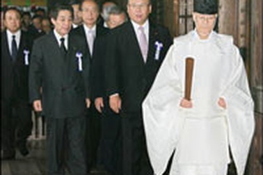 200 nghị sĩ Nhật Bản đi thăm đền chiến tranh