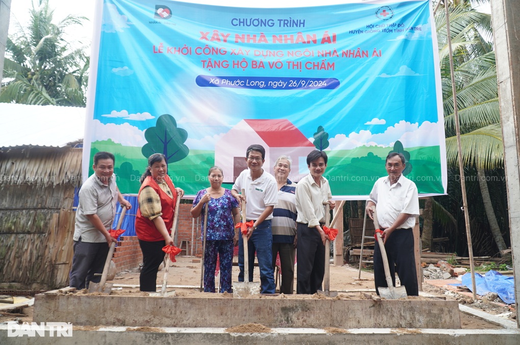 Khởi công nhà Nhân ái tặng vợ chồng già bệnh tật ở Bến Tre - 3 Khởi công nhà Nhân ái tặng vợ chồng già bệnh tật ở Bến Tre - 3