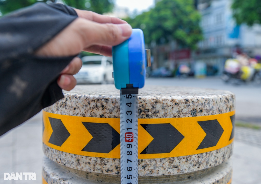 Hà Nội: Lắp hàng loạt trụ đá trên vỉa hè để ngăn chặn ô tô dừng, đỗ - 5 Hà Nội: Lắp hàng loạt trụ đá trên vỉa hè để ngăn chặn ô tô dừng, đỗ - 5