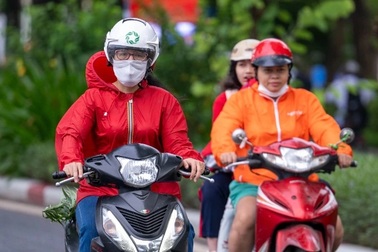 Người Hà Nội khoác áo ấm đón gió lạnh đầu mùa