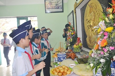 Học sinh Huế thành kính làm lễ ngày giỗ tổ vua Hùng