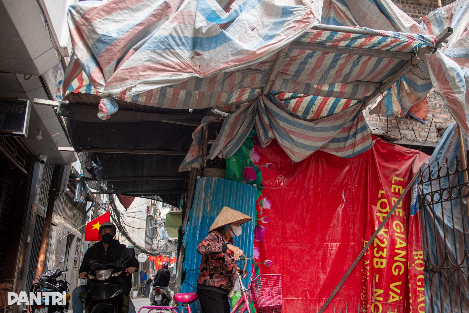 Hiểm nguy từ giàn giáo xây dựng treo lơ lửng trên đầu người dân Thủ đô - 4 Hiểm nguy từ giàn giáo xây dựng treo lơ lửng trên đầu người dân Thủ đô - 4