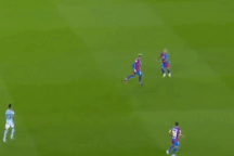 Ngôi sao Barcelona bất ngờ đổ gục xuống sân kinh hoàng