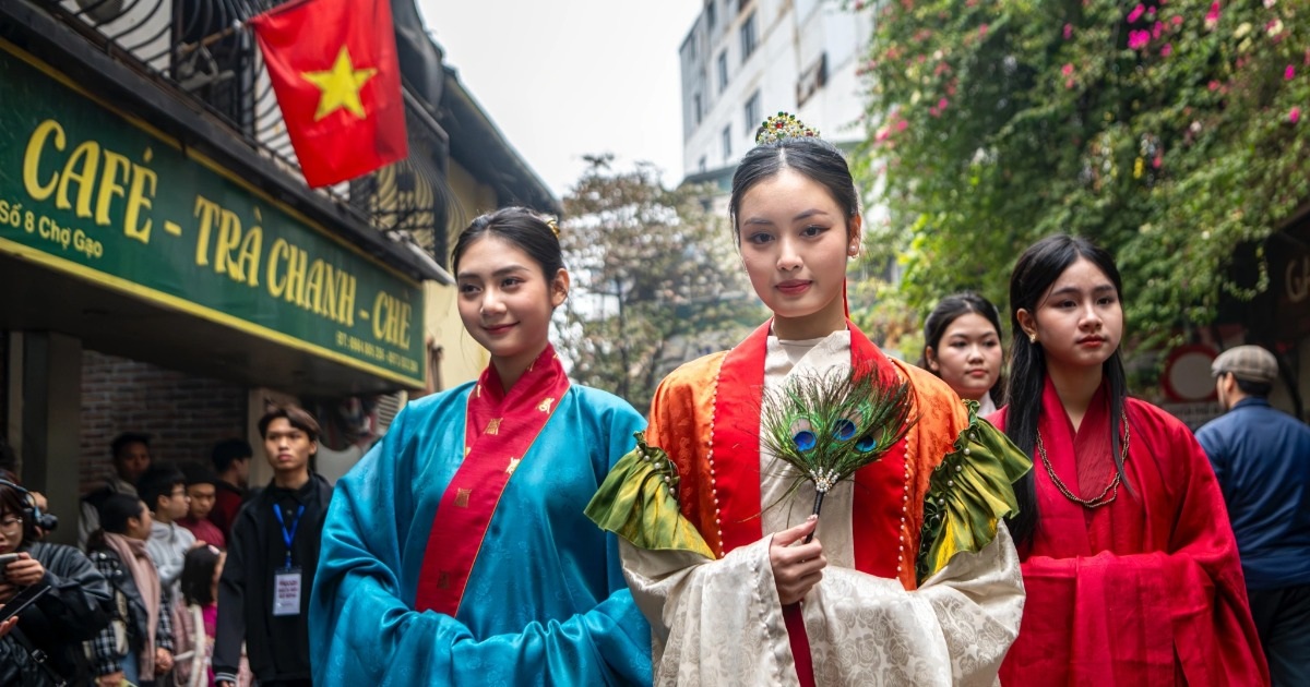 Gallery - Hơn 400 người mặc cổ phục diễu hành trên phố Hà Nội mừng Tết Ất Tỵ 2025 | Báo Dân trí
