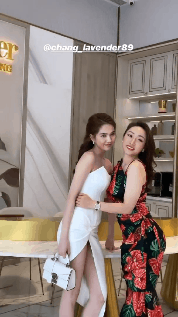 Diện váy xẻ cao vút nhưng tạo dáng quá vô tư, Ngọc Trinh vô tình hớ hênh khiến phó nháy phải nhắc vội - Ảnh 2. Diện váy xẻ cao vút nhưng tạo dáng quá vô tư, Ngọc Trinh vô tình hớ hênh khiến phó nháy phải nhắc vội - Ảnh 2.