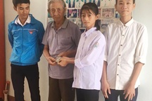 Nhặt được tiền, 2 học sinh nhờ xã phát loa thông báo tìm người đánh rơi