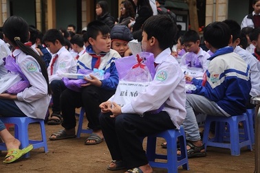  “Những trái tim tình nguyện” tặng quà học sinh nghèo vùng cao