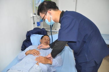Bác sĩ BV Tim Hà Nội kêu gọi khẩn cấp cứu người bố nghèo tràn dịch màng tim