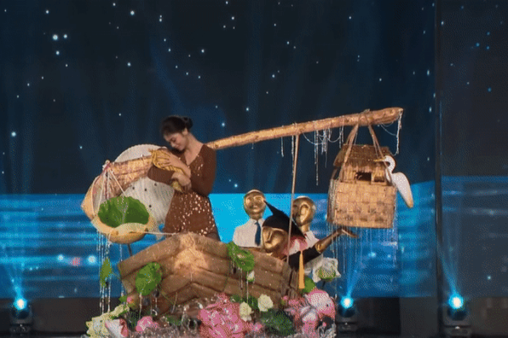 Diễn trang phục dân tộc: Ngọc Hằng đi cà kheo, Minh Kiên khóc nức nở - 3 Diễn trang phục dân tộc: Ngọc Hằng đi cà kheo, Minh Kiên khóc nức nở - 3