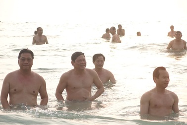 Bí thư, Chủ tịch TP Đà Nẵng tắm biển cùng du khách