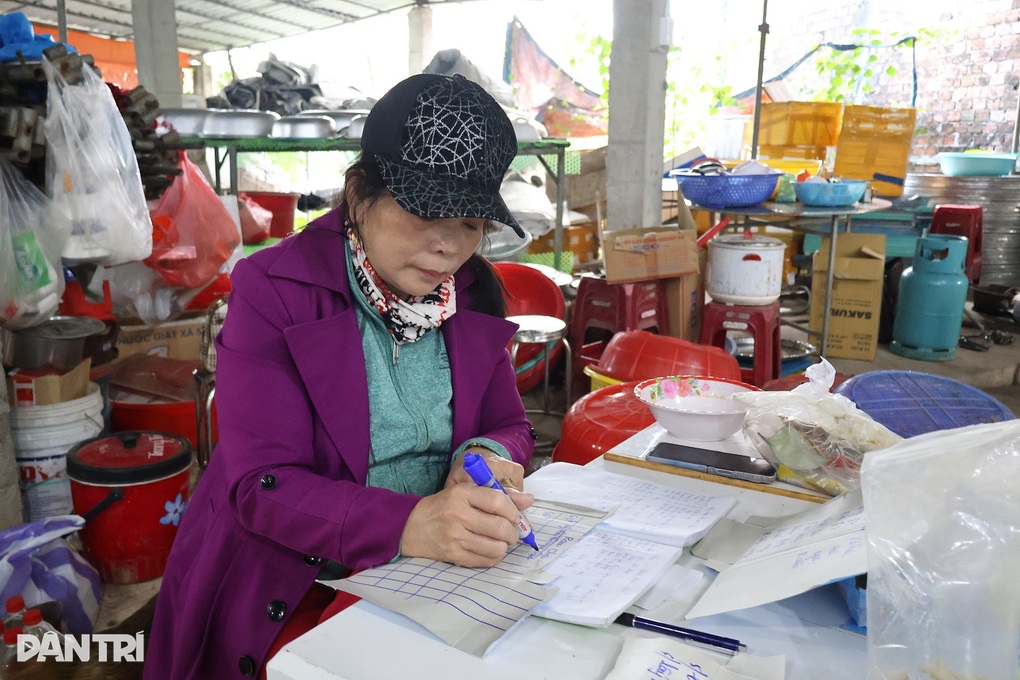 Thực đơn đặt hàng dài cả mét ở làng nấu tiệc - 1 Thực đơn đặt hàng dài cả mét ở làng nấu tiệc - 1