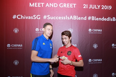 Diễn viên Bình An phấn khích khi được sao MU ký lên ngực áo