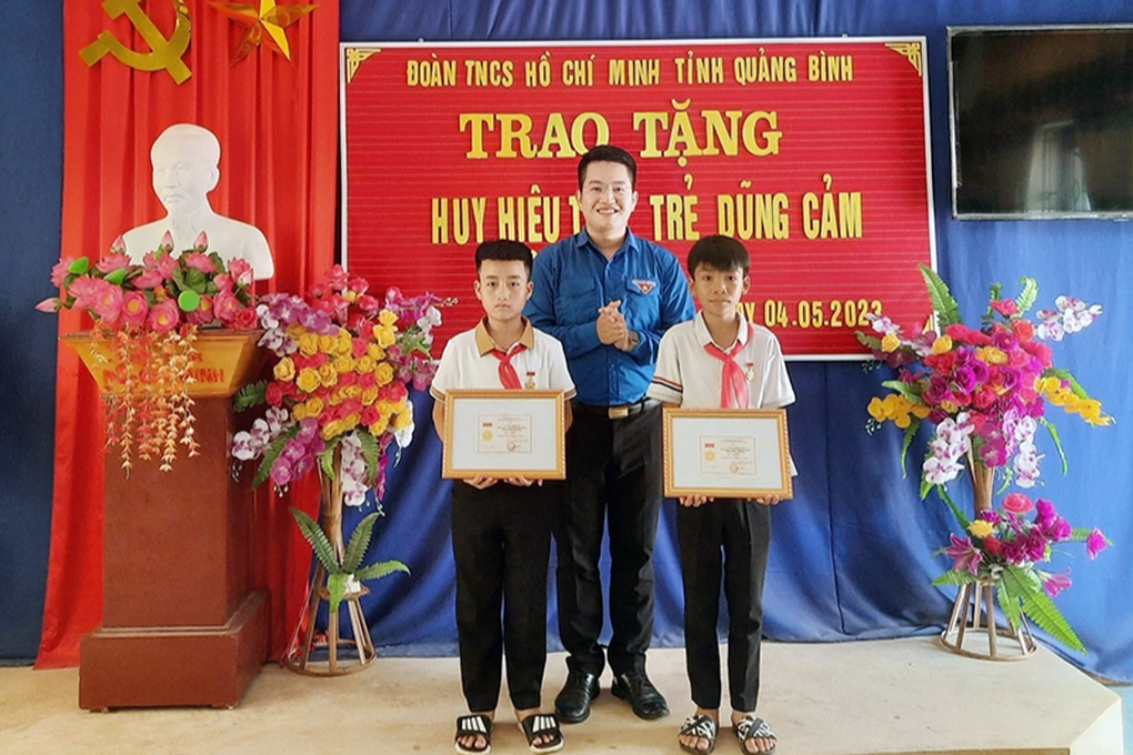 Cứu người đuối nước, 2 học sinh THCS được tặng Huy hiệu Tuổi trẻ dũng cảm - 1 Cứu người đuối nước, 2 học sinh THCS được tặng Huy hiệu Tuổi trẻ dũng cảm - 1