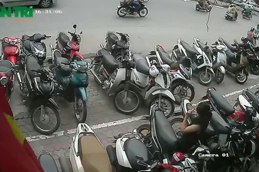 Tên trộm liều lĩnh bẻ khóa xe giữa chốn đông người