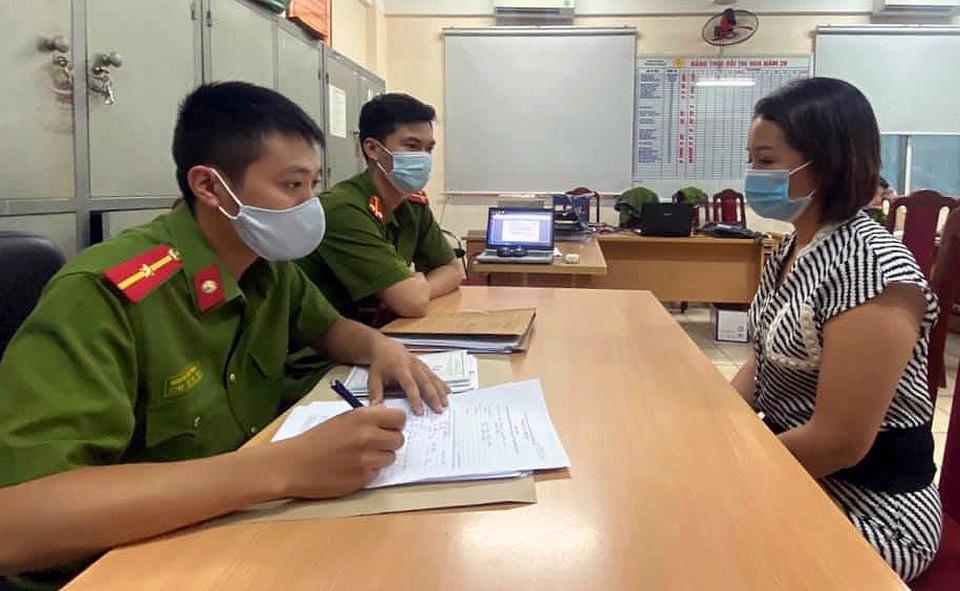 Hà Nội: Hai “nữ quái” dùng nam châm phá “chip” để trộm cắp trong siêu thị - 2 Hà Nội: Hai “nữ quái” dùng nam châm phá “chip” để trộm cắp trong siêu thị - 2