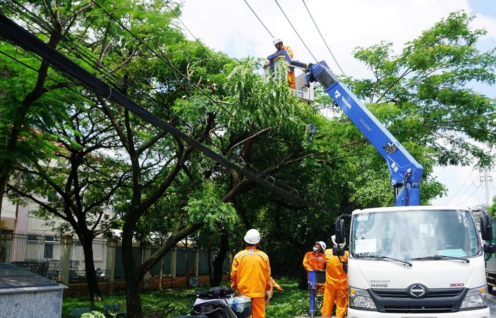 Điện lực TPHCM tăng cường an toàn điện mùa mưa bão - 1 Điện lực TPHCM tăng cường an toàn điện mùa mưa bão - 1