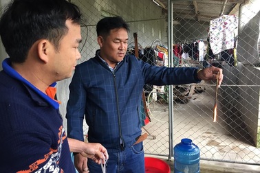 Kỳ lạ giếng nước bất ngờ chứa đầy... dầu hỏa