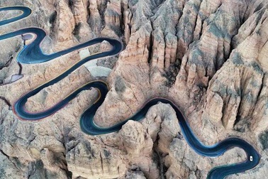 "Hoa mắt chóng mặt" với đoạn đường 2,3 km nhưng có tới 22 khúc cua