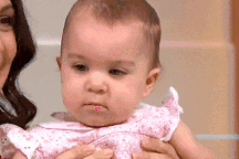 Biên tập viên thời tiết vừa bế con vừa đọc bản tin