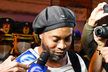 Đang bị quản thúc, Ronaldinho vẫn tiệc tùng cùng dàn người mẫu