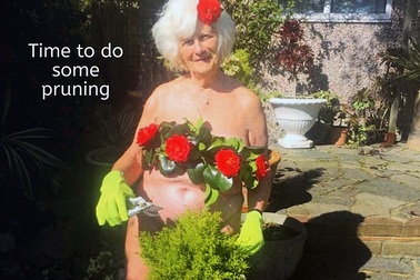 Bà cụ 80 tuổi chụp ảnh lịch khỏa thân giúp gây quỹ từ thiện