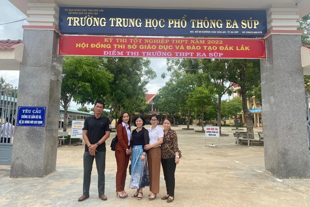 Thầy cô giáo băng rừng… đứt cả dép mới đến được điểm thi huyện biên giới - 3 Thầy cô giáo băng rừng… đứt cả dép mới đến được điểm thi huyện biên giới - 3