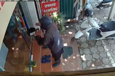 Hà Nội: Chủ cửa hàng điện thoại sợ hãi kể giây phút đối mặt gã ăn xin "quái dị"