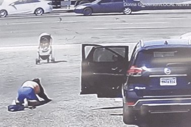 Cứu sống em bé trên chiếc xe đẩy bị trôi, người đàn ông thất nghiệp đổi đời