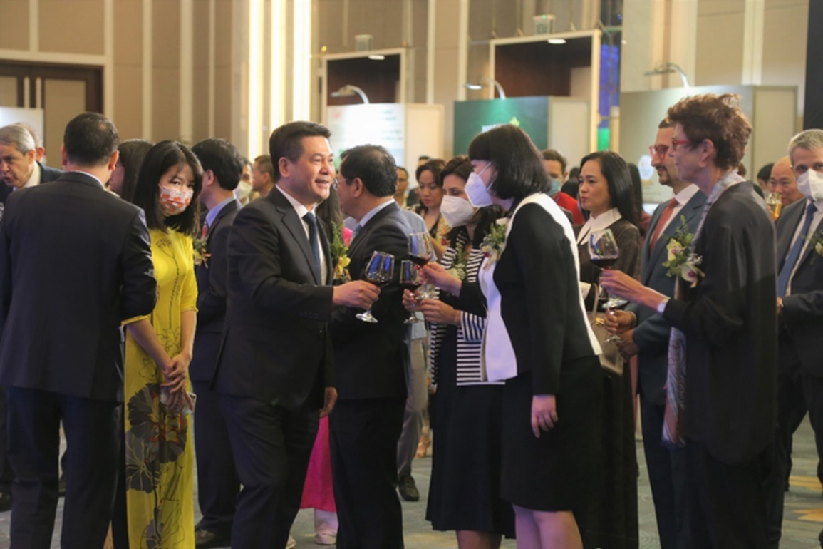 Đẩy mạnh quan hệ kinh tế, ngoại giao với châu Âu - châu Mỹ hướng tới phát triển bền vững đất nước - 2 Đẩy mạnh quan hệ kinh tế, ngoại giao với châu Âu - châu Mỹ hướng tới phát triển bền vững đất nước - 2