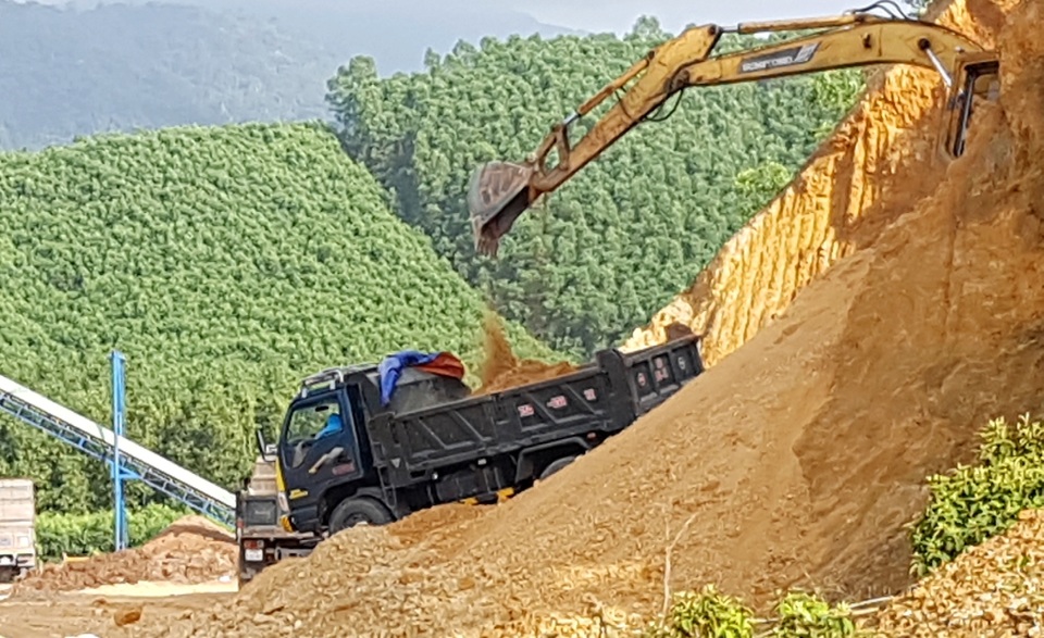 Ồ ạt lấy đất đồi chở ra ngoài tiêu thụ trái phép tại Thừa Thiên Huế - 2 Ồ ạt lấy đất đồi chở ra ngoài tiêu thụ trái phép tại Thừa Thiên Huế - 2